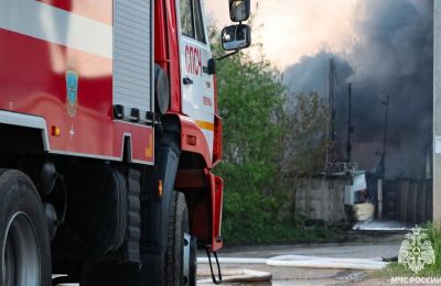 ​В Перми крупный пожар в ангаре удалось локализовать без пострадавших
