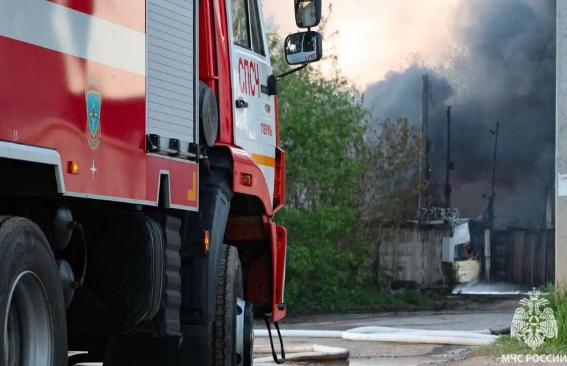 ​В Перми крупный пожар в ангаре удалось локализовать без пострадавших