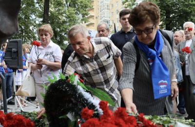 В Перми в День ветеранов боевых действий возложили цветы к памятнику Русскому солдату