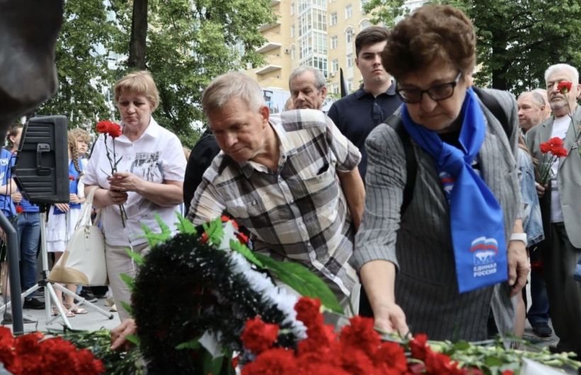 В Перми в День ветеранов боевых действий возложили цветы к памятнику Русскому солдату