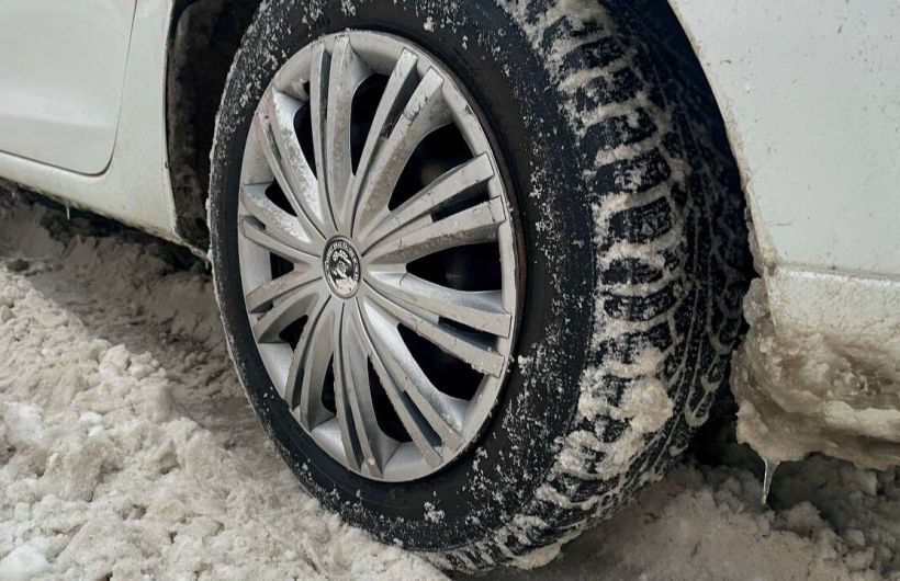 В связи с гололедицей ГИБДД призывает пермяков сменить летние шины на зимние