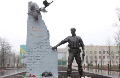 В Березниках оскорбительной надписью испортили мемориал героям СВО
