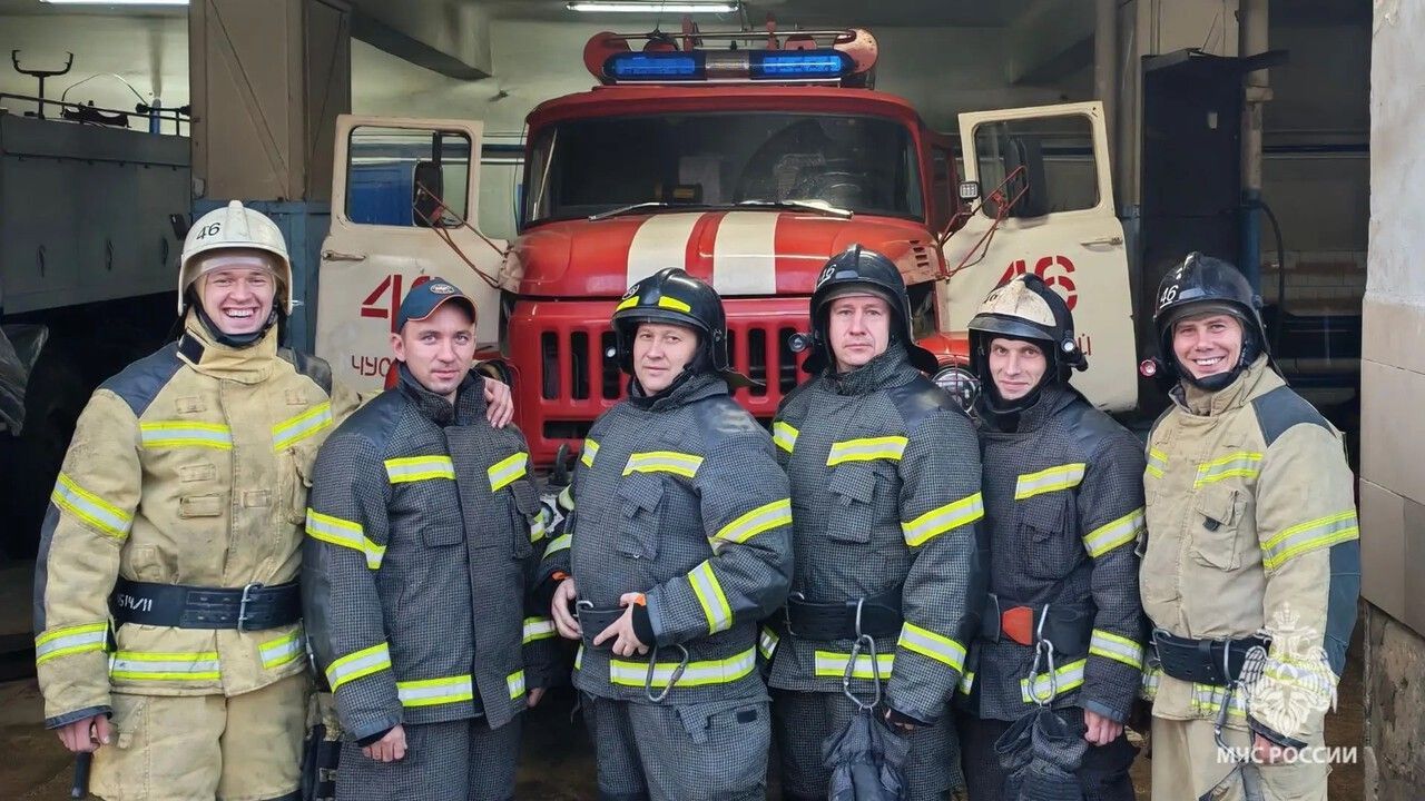 Пожарные спасли 13 человек на пожаре в Чусовом