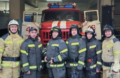 Пожарные спасли 13 человек на пожаре в Чусовом