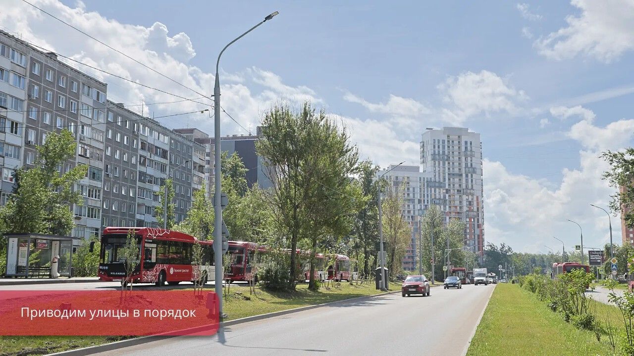 На газонах Перми скашивают траву и сорняки