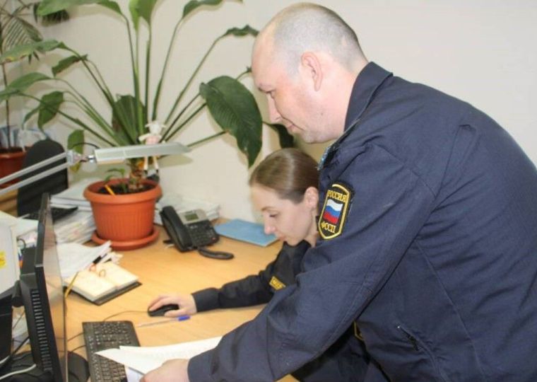Приставы взыскали с сотрудницы магазина 137 тысяч рублей в Прикамье