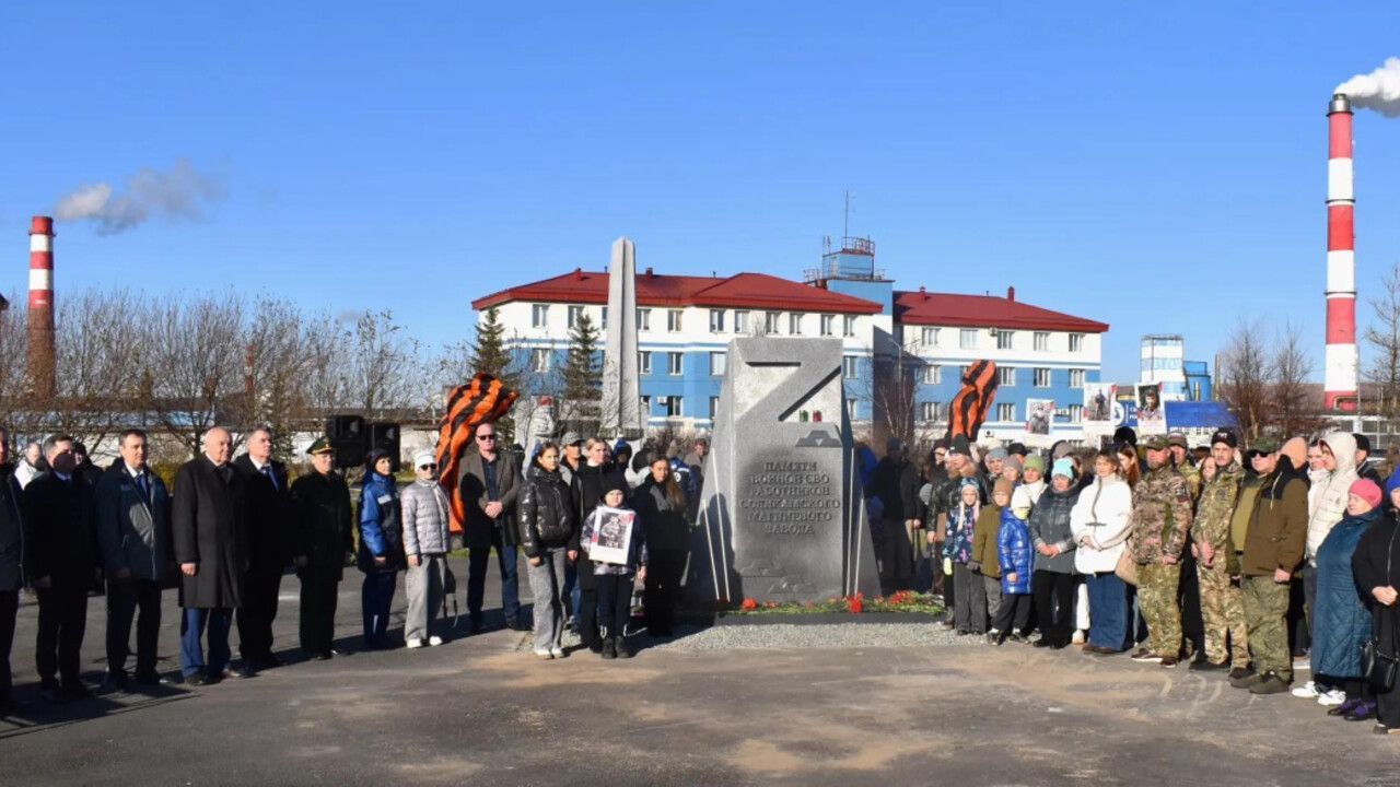 В Соликамске возвели стелу в память об участниках СВО
