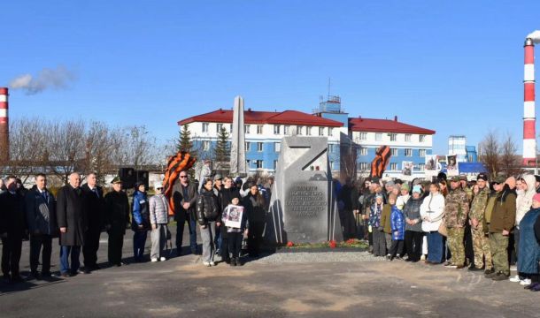 В Соликамске возвели стелу в память об участниках СВО