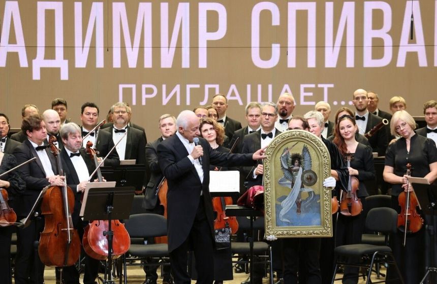 Маэстро Владимир Спиваков подарил Пермской галерее икону из своей коллекции