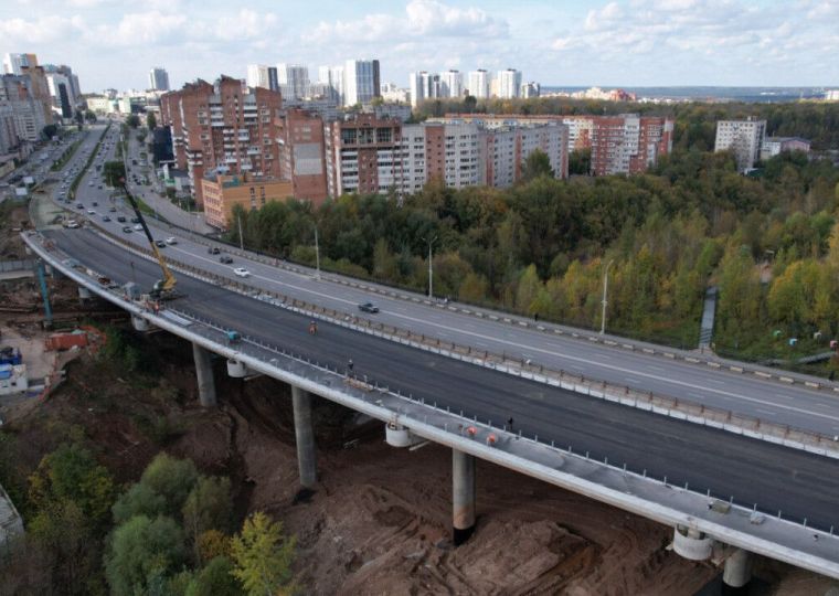 Новый мост через Егошиху в Перми полностью заасфальтировали