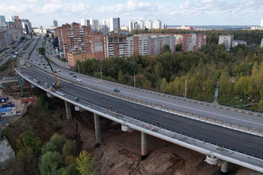 Новый мост через Егошиху в Перми полностью заасфальтировали
