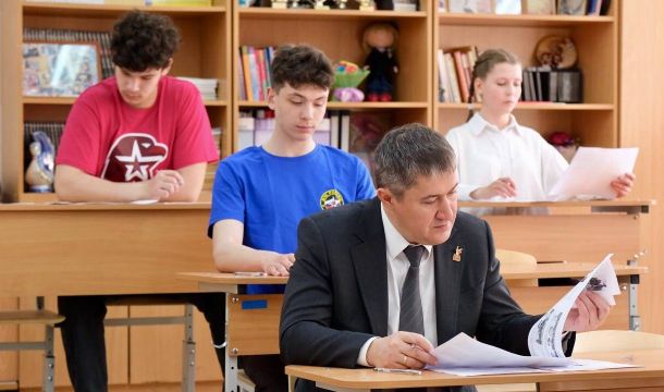 ​Губернатор Пермского края вместе с березниковскими школьниками написал «Диктант Победы»