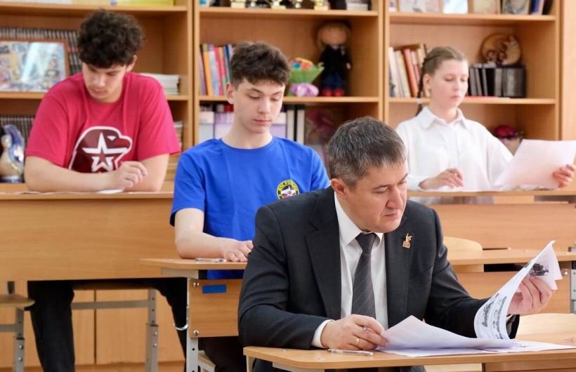 ​Губернатор Пермского края вместе с березниковскими школьниками написал «Диктант Победы»