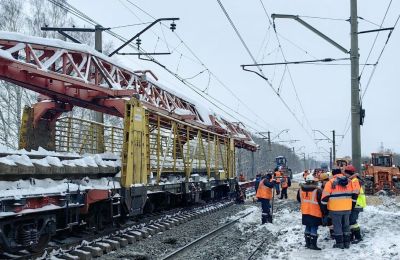 ​После схода вагонов на перегоне Ферма – Бахаревка пассажирские поезда следуют в обход