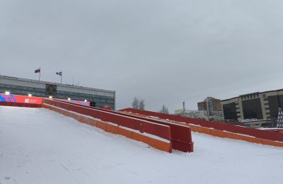 На эспланаде в Перми построили огромную горку для зимних видов спорта и массовых катаний