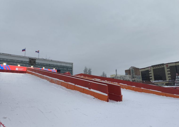 На эспланаде в Перми построили огромную горку для зимних видов спорта и массовых катаний