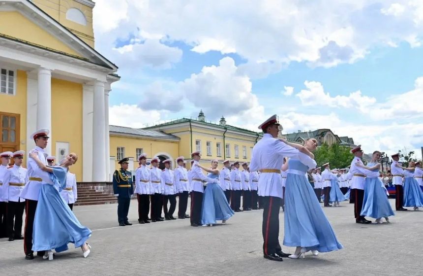 В Перми поздравили выпускников суворовского училища