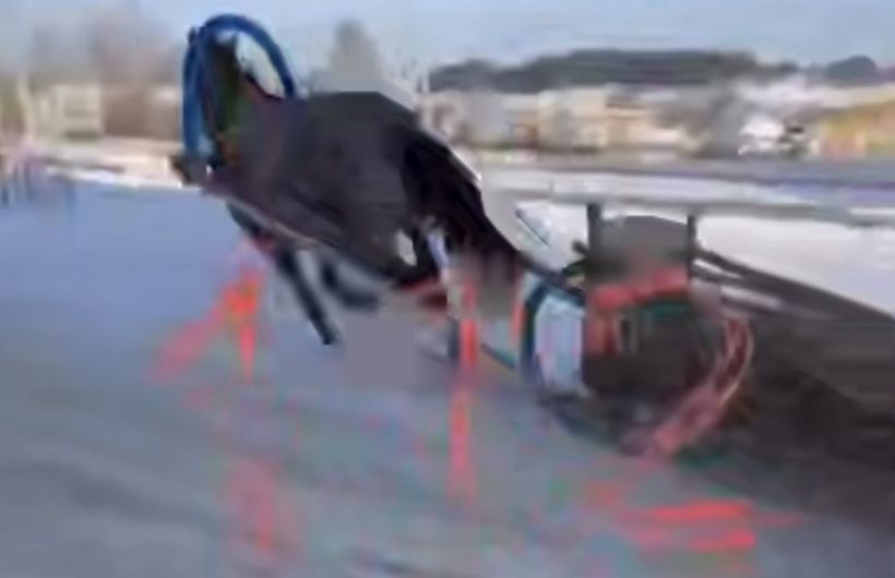 Во время катания на запряженных санях в Перми лошадь протащила ребенка по снегу