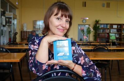 ​Новинки литературы: Наталия Гумерова презентовала свою новую книгу «Блики света» (12+)