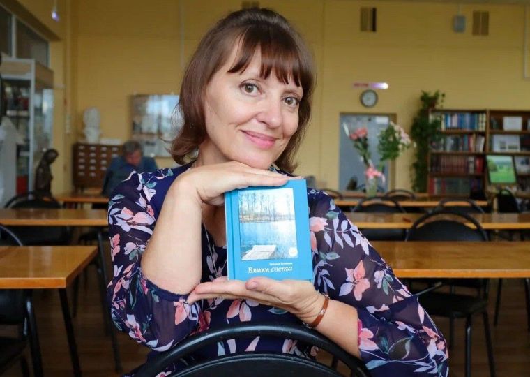 ​Новинки литературы: Наталия Гумерова презентовала свою новую книгу «Блики света» (12+)