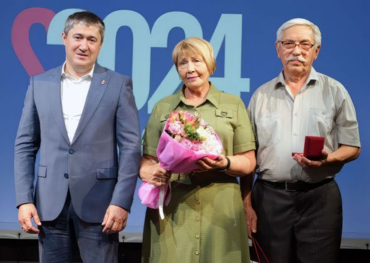 Глава Прикамья вручил памятные знаки семьям из Ильинского округа
