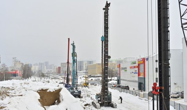 Демонтаж старого путепровода на шоссе Космонавтов идет параллельно со строительством нового