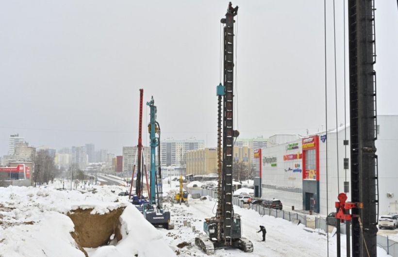 Демонтаж старого путепровода на шоссе Космонавтов идет параллельно со строительством нового