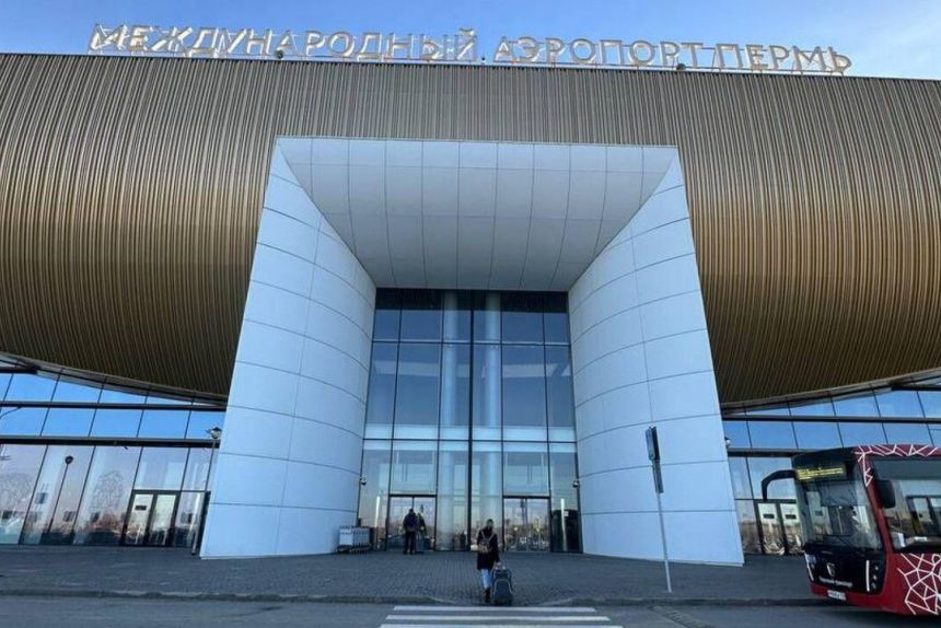 Пермский аэропорт временно закрыли после выкатывания самолета за ВПП (обновлено)