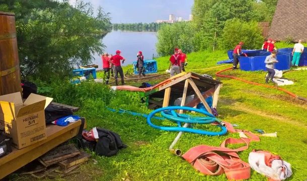 На реках Пыж и Мулянка продолжают устранять последствия разлива нефтепродуктов