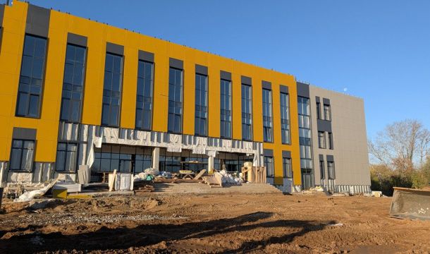 Пришкольный стадион начали обустраивать у новой школы в Нытве