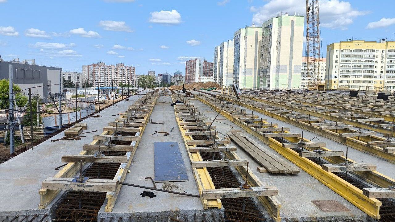 ​В Перми на путепроводе на улице Карпинского закончили укладку балок с одной из сторон