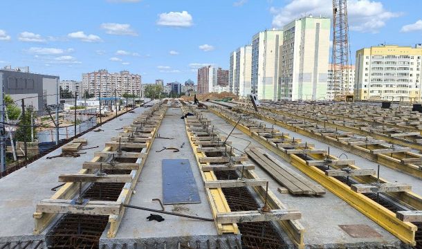 В Перми на путепроводе на улице Карпинского закончили укладку балок с одной из сторон