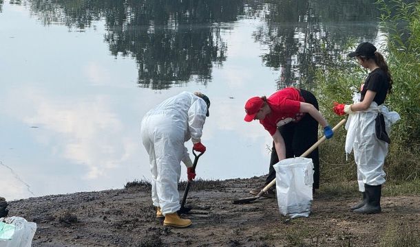 В Перми волонтеры помогают очистить две городские реки от нефтепродуктов