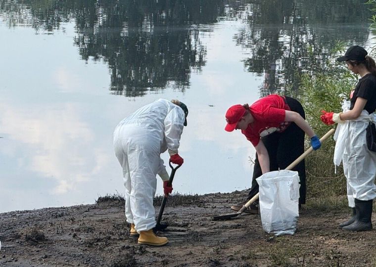 В Перми волонтеры помогают очистить две городские реки от нефтепродуктов