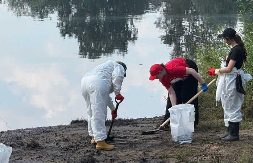 В Перми волонтеры помогают очистить две городские реки от нефтепродуктов