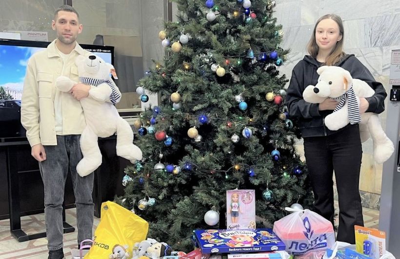 Сотрудники «Уралхима» присоединились к благотворительной акции «Поезд Деда Мороза — детям»