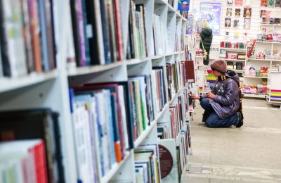 С запахом бумаги. Какие новинки ждут пермяков на книжных полках