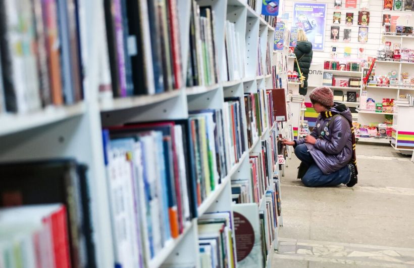 С запахом бумаги. Какие новинки ждут пермяков на книжных полках