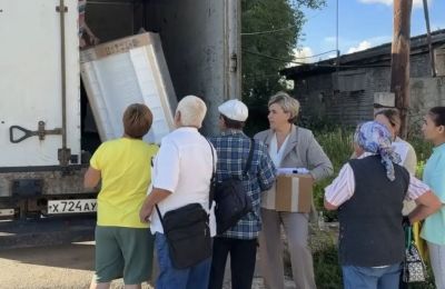 В Октябрьском округе пострадавшим от паводка передали бытовую технику