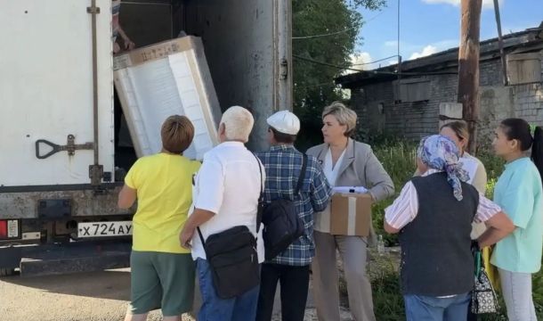 В Октябрьском округе пострадавшим от паводка передали бытовую технику