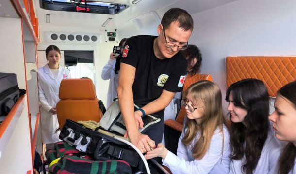 Школьники, которые планируют стать врачами, познакомились с работой санавиации