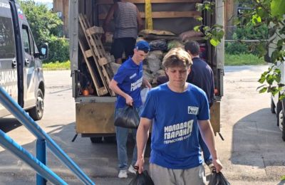 Свыше 100 волонтеров помогают устранять последствия паводка в Октябрьском округе