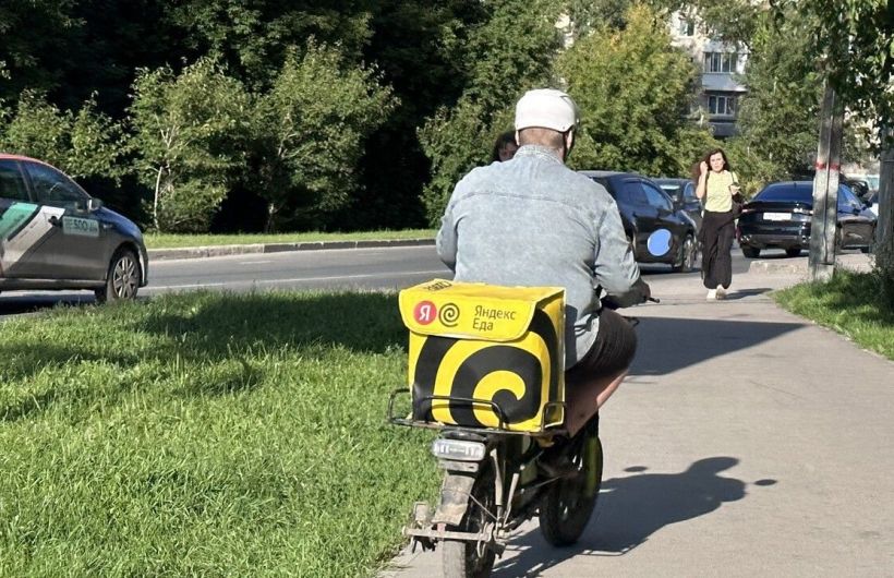 ​Играть, выгуливать собак, работать в музее: на чем зарабатывают прикамцы этим летом