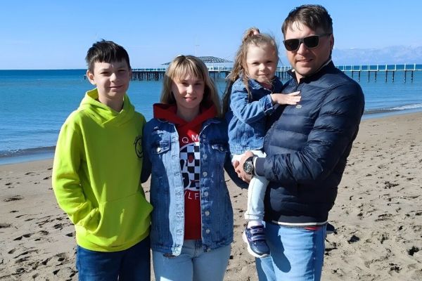 История одной семьи из Прикамья: школьные друзья встретились спустя годы и теперь растят детей