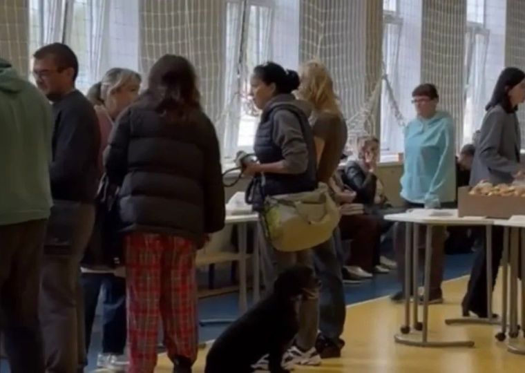 В Перми жителей эвакуированного после атаки БПЛА дома разместили в пункте временного размещения