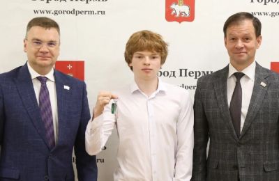 ​В Перми детям-сиротам вручили ключи от благоустроенных квартир в рамках программы обеспечения жильем