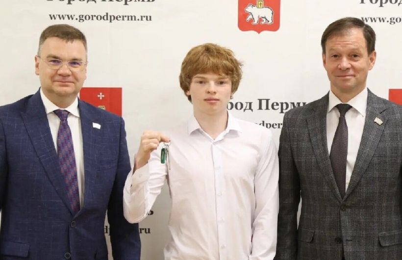 ​В Перми детям-сиротам вручили ключи от благоустроенных квартир в рамках программы обеспечения жильем