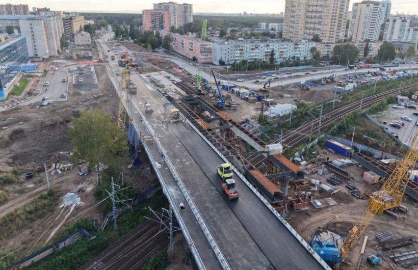 На новом путепроводе по шоссе Космонавтов в Перми начали укладывать асфальт