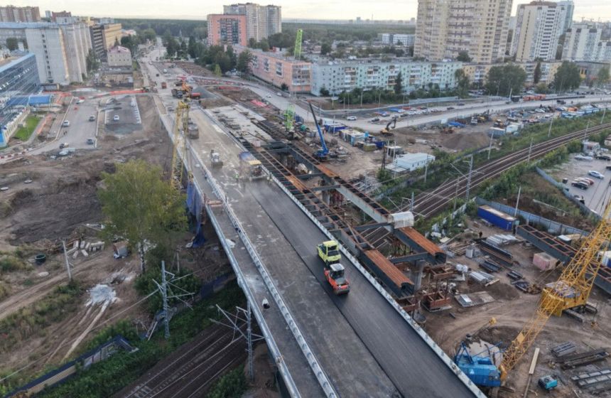 На новом путепроводе по шоссе Космонавтов в Перми начали укладывать асфальт