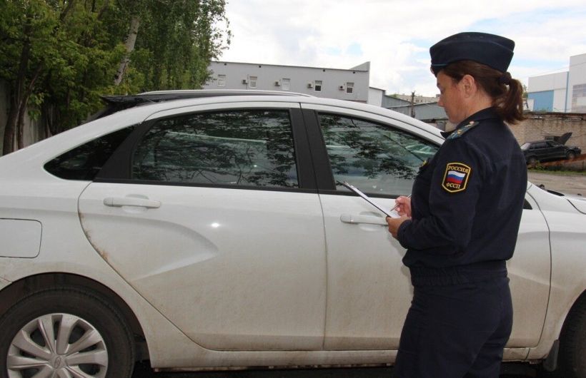 Приставы вернули обманутому покупателю автомобиль и выплаты